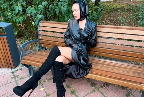 Милфа-извращенка показывает киску на лавочке