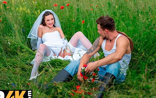 Невеста изменила жениху с трактористом в поле