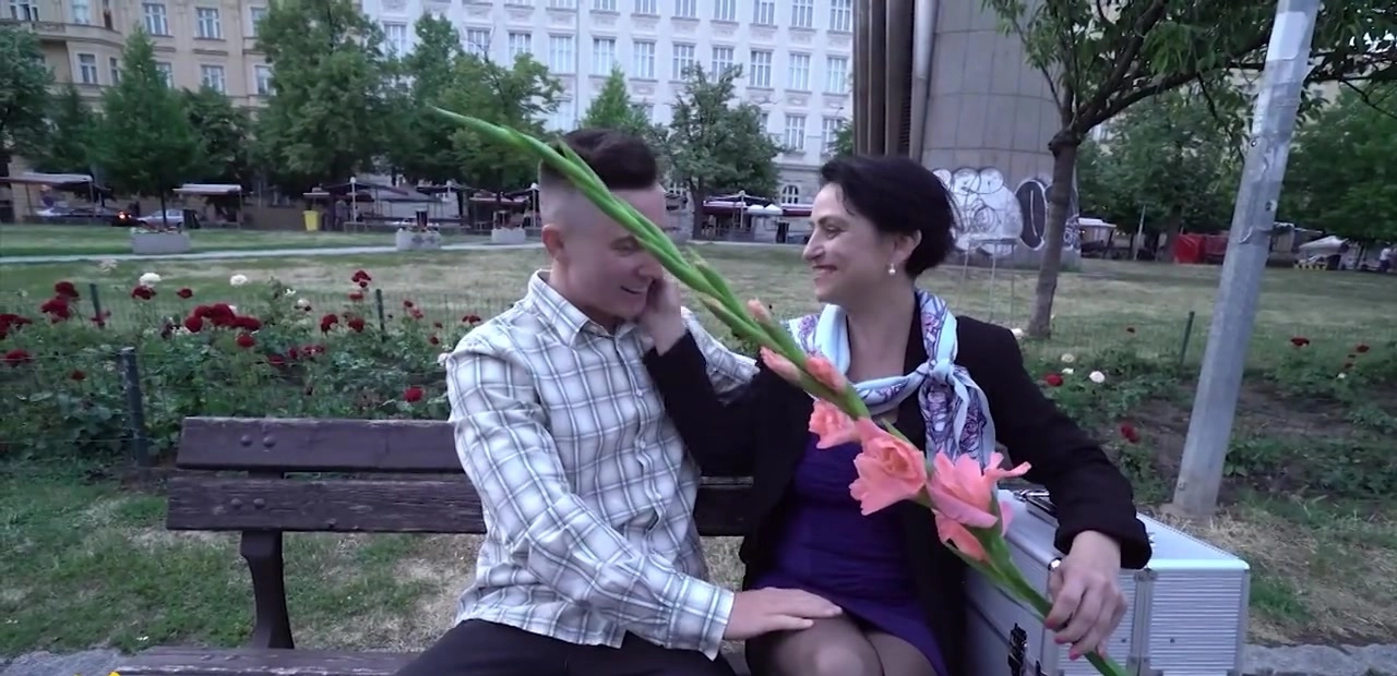 Люсинда на опыте дает только молодым парням