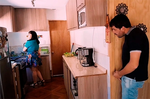 Сколько уже можно подглядывать за мачехой?! Трахни её на этой кухне!