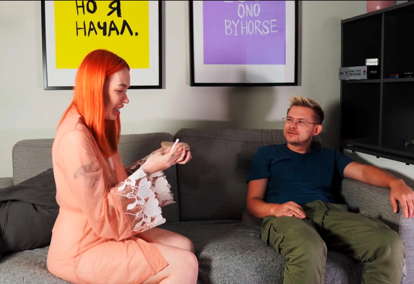 Ай-яй-яй как не стыдно?! Пасынок, ты,что, куришь? Я накажу тебя минетом!