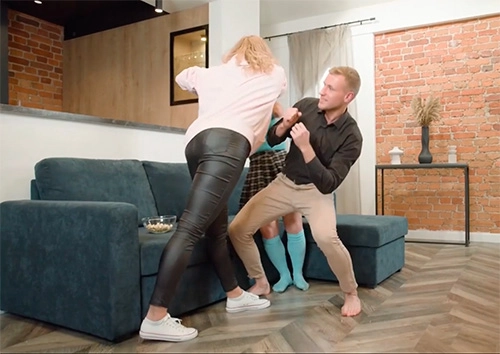 Боевая мамка отправила падчерицу в нок-аут и потрахала парня