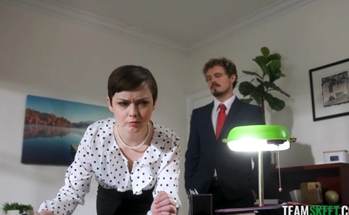 Крошка-секретарша возбуждается от ругани со своим боссом