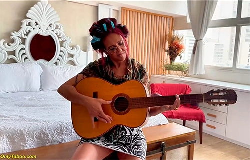 Гилфа в бигудях хотела учить молодых парней игре на гитаре, а получилось на клиторе