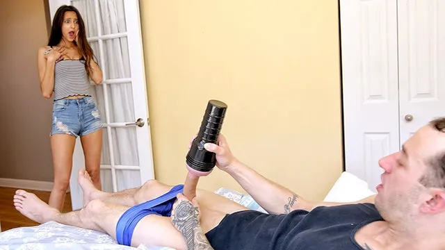 Моя сводная сестра Элиза не смогла забыть, как я дрочил, и напросилась на секс